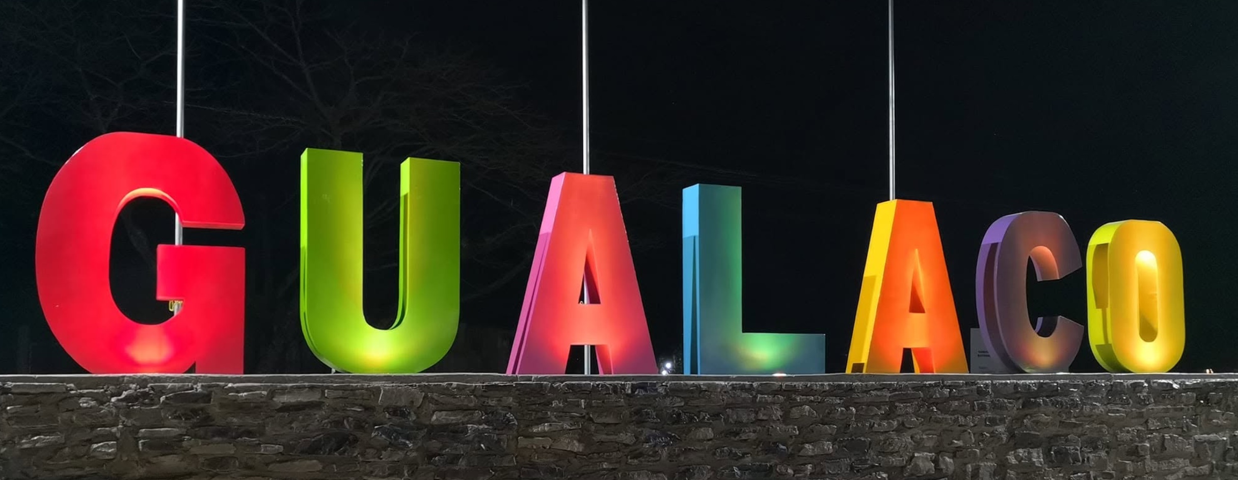 Las letras de Gualaco de noche